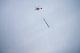 Vergrößern Oberleitungsmast in der Luft