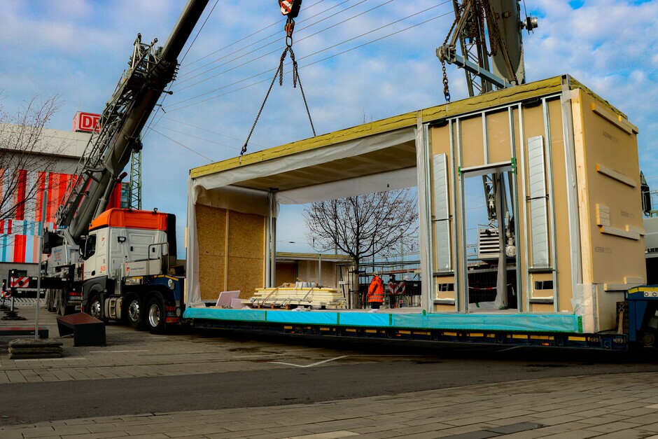 Anlieferung Module- Infozentrum der Stadt Cottbus 03.02.2022