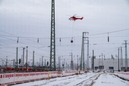 Vergrößern Helikoptereinflug - Oberleitungsmaste