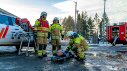 Rettungshelfer und Feuerwehr leisten erste Hilfe bei Feuerwehrübung