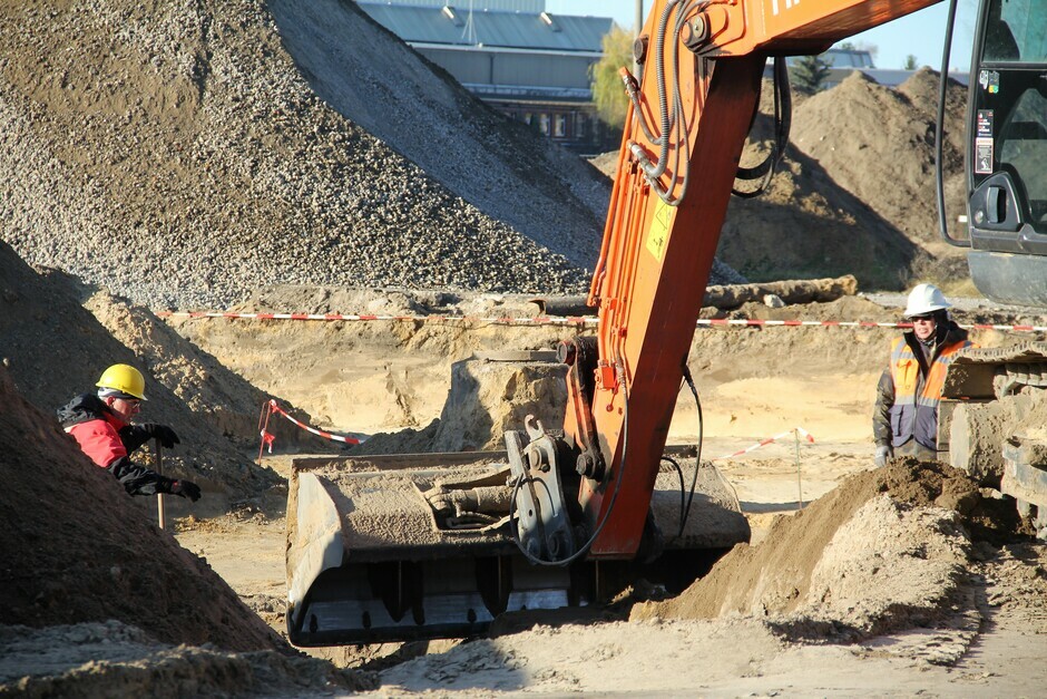 Neues Werk Cottbus Archäologie: Feine Schichten- Grobes Werkzeug- Sanftes Händling Neues Werk Cottbus Archäologie: Feine Schichten- Grobes Werkzeug- Sanftes Händling