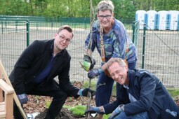 Ein Baum für die Zukunft (v.l. Alexander Ludwig, Diana Schneidereit, Meinert Klemm)