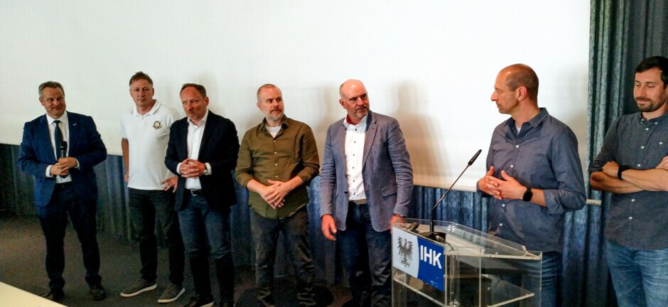 IHK Veranstaltung - Einbindung der mittelständischen regionalen Wirtschaft IHK Veranstaltung - Einbindung der mittelständischen regionalen Wirtschaft (von links: Jens Krause, IHK Cottbus | Silvio Kassin, Wayss & Freytag Ingenieurbau AG | Dr. Matthias Stange, Arcadis | David Wurnitsch & Heiko Wörner, Rhomberg Sersa Rail Holding GmbH | Lars Hofmann, Deutsche Bahn AG | Mario Henneberger, LOGSOL GmbH)