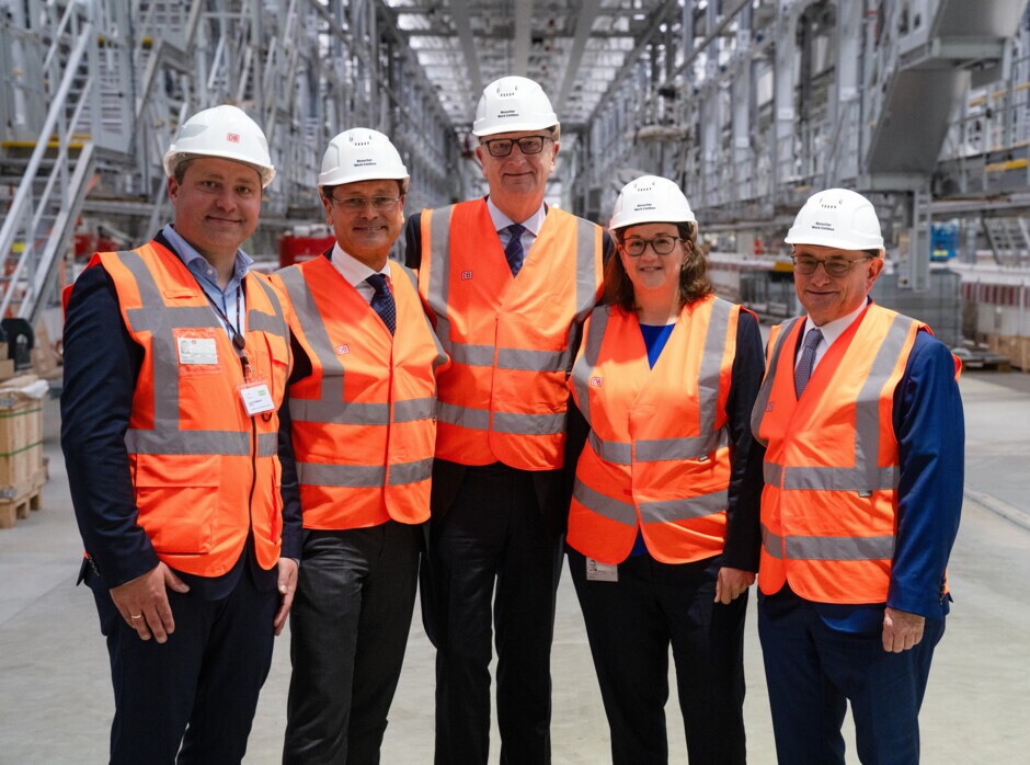 TaskForce-Sitzung am 06. Juli 2026 (v.l. Gesamtprojektleiter Carsten Burmeister, DB‑Vorstand Personenfernverkehr Dr. Michael Peterson, Brandenburgs Ministerpräsident Dr. Dietmar Woidke, DB InfraGO Vorständin Fahrweg Dr. Imke Kellner und Parlamentarische Staatssekretär beim Bundesverkehrsminister Ulrich Lange)