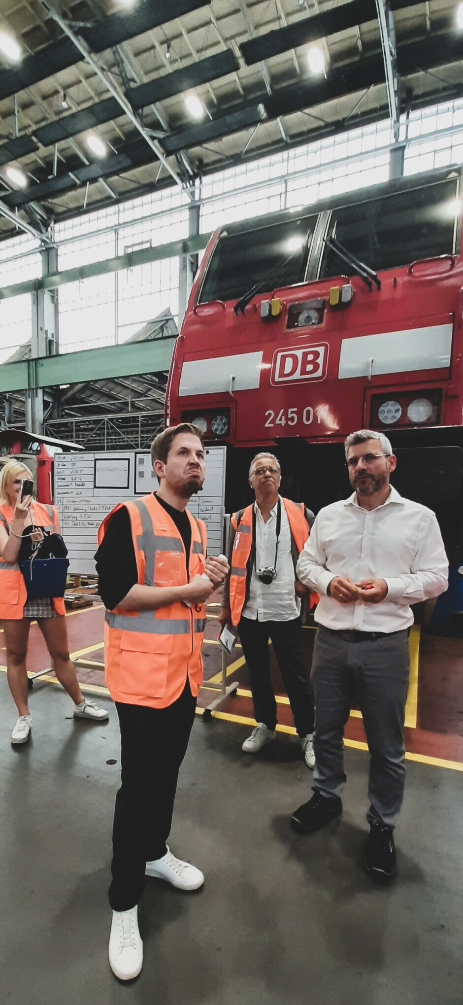 Besuch Kevin Kühnert Kevin Kühnert im Austausch mit Werkleiter Uwe Domke