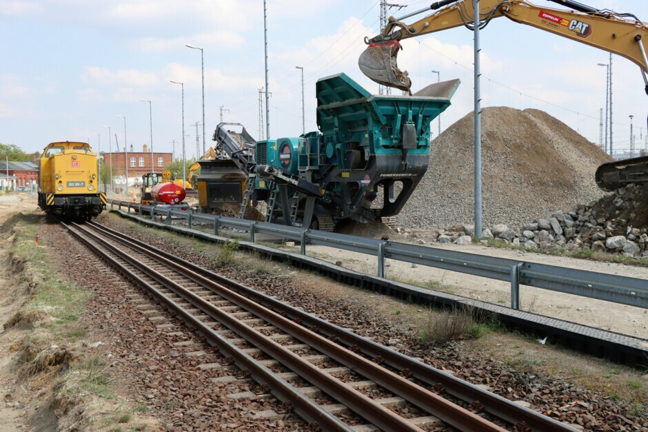 Betonbrechanlage im Baufeld für die zweigleisige Halle 2022