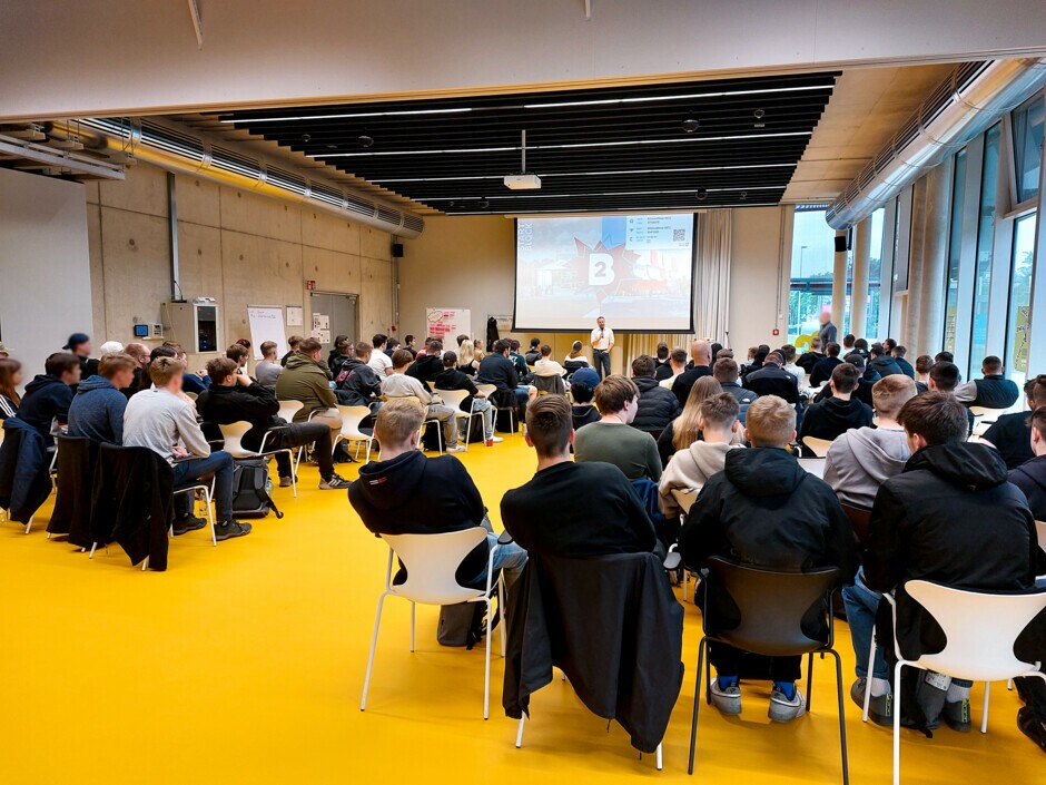 Azubi-Workshop 2023 Gesamtprojektleiter Marc Hermann präsentiert den aktuellen Projektsachstand