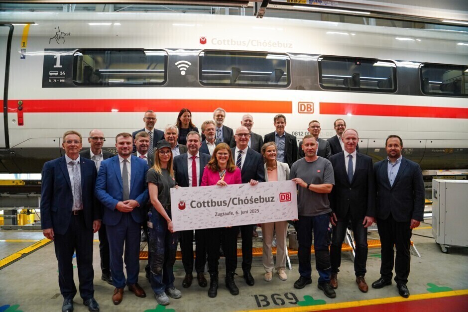 Cottbus/Chóśebuz, 6. Juni 2025 – Stolze 22 Jahre war ein ICE 2 der Deutschen Bahn (DB) mit Wappen und Namen der Stadt Cottbus auf Deutschlands Schienen unterwegs. Jetzt übernimmt ein hochmoderner zwölfteiliger ICE 4 der DB die Aufgabe des rollenden Botschafters für die Stadt am Rande des Spreewalds.