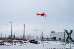 Vergrößern Helikopter im Einsatz | Aufnahme von Oberleitungsmasten auf dem Werksgelände