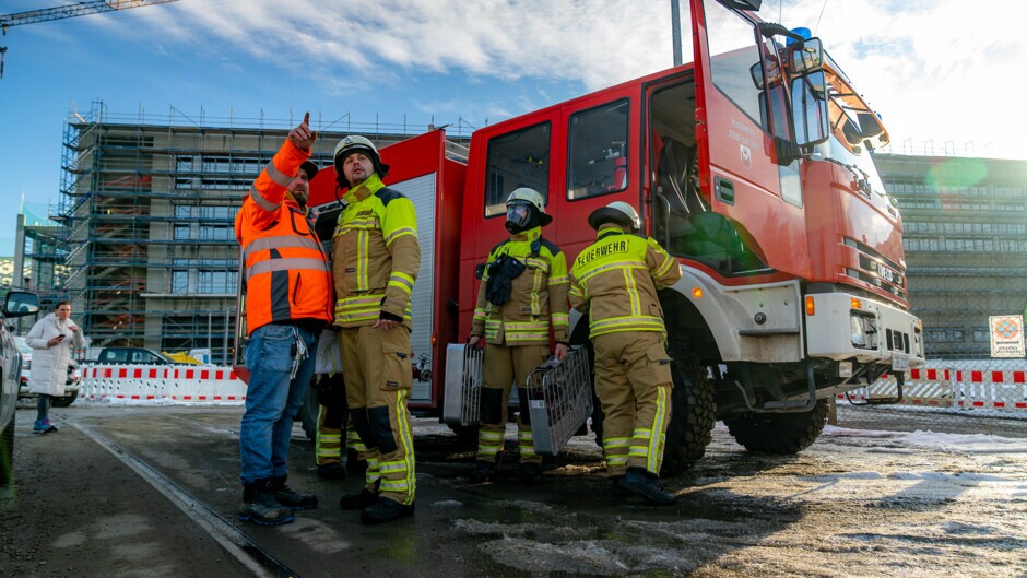 Lagebesprechung zwischen Feuerwehr und Baulogistik Neues Werk Cottbus