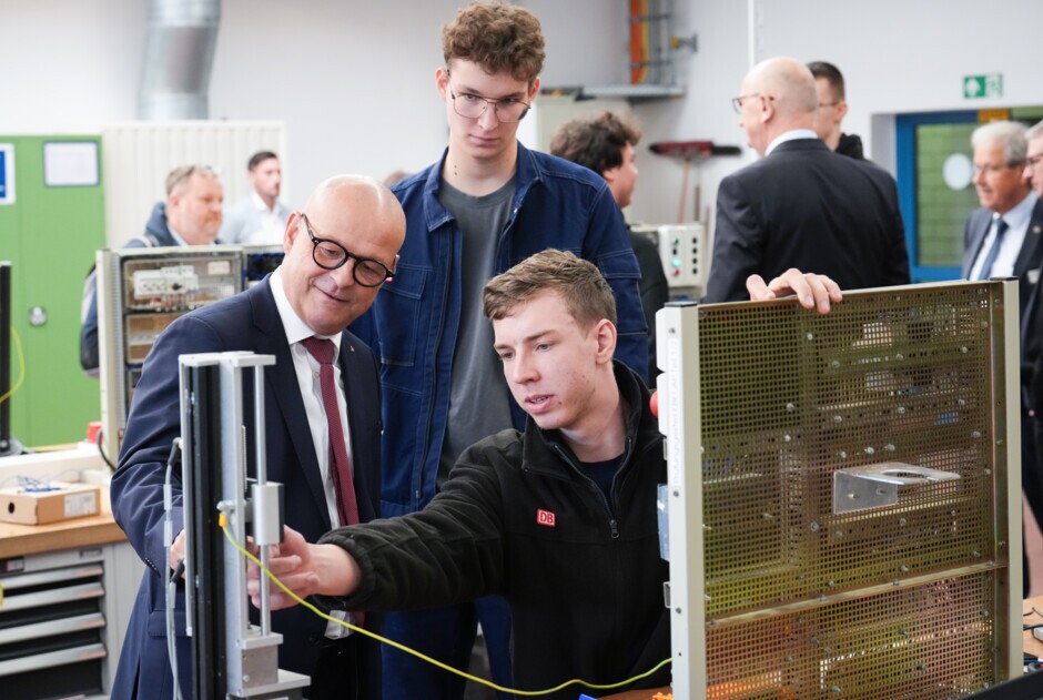 (Cottbus/Jänschwalde, 30. Oktober 2025) Die Deutsche Bahn (DB) hat heute die Ausbildungswerkstatt des Energieunternehmens LEAG in Cottbus/Jänschwalde offiziell übernommen. Mit diesem Schritt eröffnet der Konzern über 300 Auszubildenden in der Lausitz eine langfristige Zukunft und Perspektive. Im kommenden Jahr sind sogar 350 Azubis geplant. Die DB wird in Jänschwalde künftige Elektroniker:innen, Mechatroniker:innen oder Industriemechaniker:innen unter anderem für den Einsatz im ICE-Werk Cottbus qualifizieren.

 Gemeinsam mit dem Ministerpräsidenten des Landes Brandenburg Dietmar Woidke gaben DB-Personalvorstand Martin Seiler und Jörg Waniek, Arbeitsdirektor der LEAG, bei einer symbolischen Schlüsselübergabe den Startschuss für die neue, kürzlich modernisierte DB-Ausbildungswerkstatt. Ihre Übernahme ist Teil der 2020 geschlossenen Kooperationsvereinbarung zwischen beiden Unternehmen. Mit ihrem Bündnis leisten DB und LEAG einen großen Beitrag zur Strukturentwicklung in der Region.

 

Stichworte

Azubi

Cottbus

Lausitz

Pressetermin

Strukturwandel

Veranstaltung
Aufnahmejahr
2025
Höhe
5.712 px
Breite
8.515 px
Auflösung
350 dpi
Format
JPEG
Copyrightinformation
Copyright: Deutsche Bahn AG / Oliver Lang
- Keine räumliche Einschränkung
Nutzung kommerziell nur auf Anfrage
Kontakt / Ansprechpartner
mediathek@deutschebahn.com
Themen
Aktuelles
Bahn übernimmt Ausbildungswerkstatt in Jänschwalde