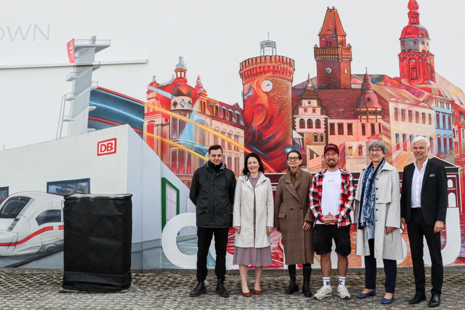 Enthüllung Wandbild am Bunten Bahnhof (v.l. Philipp Gärtner, Carmen Schmieder, Marietta Tzschoppe, Dirk Hiekel, Kathrin Schneider, Helmut Rauer)