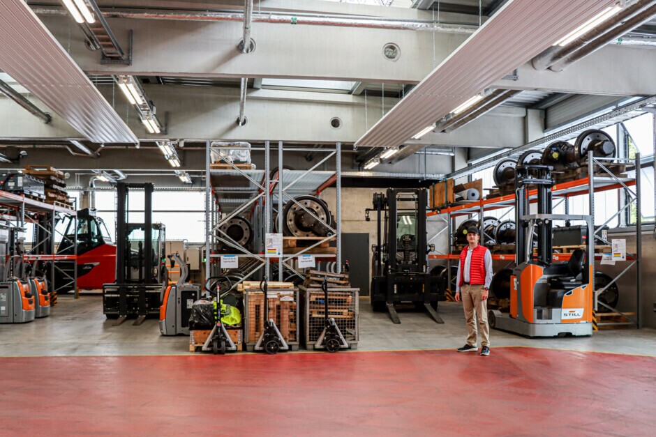 c Mann steht in Lager, im Hintergrund Regale mit Drehgestellen vom ICE 4